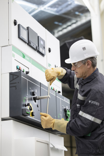 Schneider Electric gewinnt den Industrial Energy Efficiency Award der Hannover Messe für SF6-freie Mittelspannungs-Schaltanlage